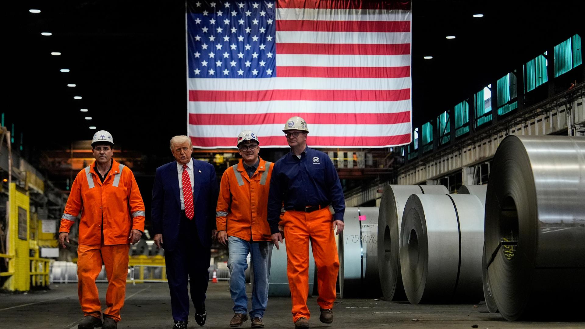 US-Präsident Donald Trump geht mit Arbeitern durch das Stahlwerk Mon Valley Works-Irvin von U.S. Steel