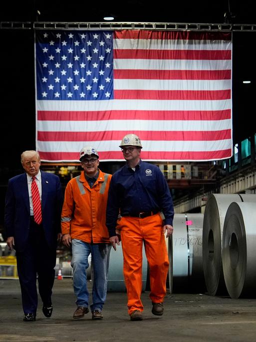 US-Präsident Donald Trump geht mit Arbeitern durch das Stahlwerk Mon Valley Works-Irvin von U.S. Steel