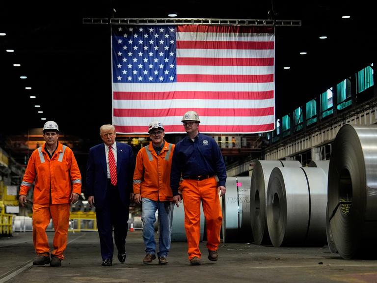US-Präsident Donald Trump geht mit Arbeitern durch das Stahlwerk Mon Valley Works-Irvin von U.S. Steel