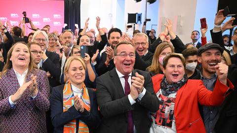 Jubelnde SPD-Mitglieder und -Anhängerinnen bei der Wahlparty in Hannover