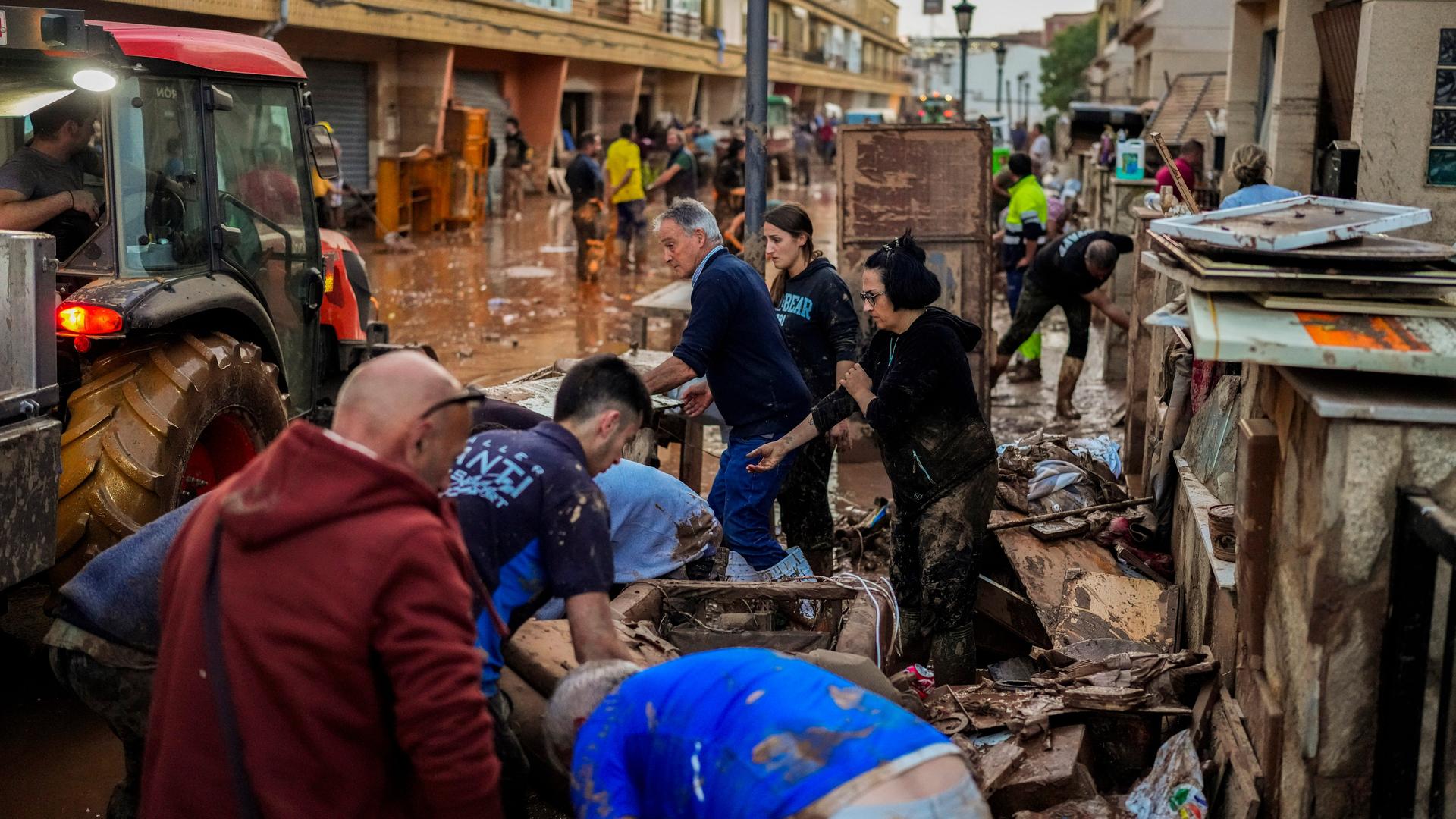 Spanien, Utiel: Menschen reinigen ihre von Überschwemmungen betroffenen Häuser.