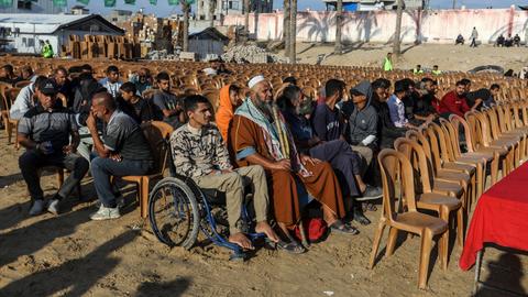 Palästinensische Familien bereiten sich im südlichen Gazastreifen auf den Empfang ihrer Angehörigen vor, die zeitgleich mit der Freilassung von Geiseln aus der Gefangenschaft der islamistischen Terrororganisation Hamas in Gaza freigelassen werden sollen. 