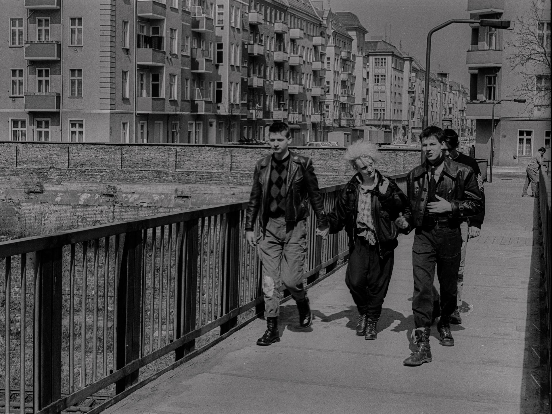 Drei jugendliche Punks auf der S-Bahnfußgängerbrücke Sonnenburger Straße in Ostberlin 1988