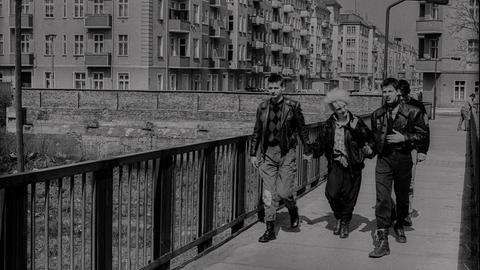 Drei jugendliche Punks auf der S-Bahnfußgängerbrücke Sonnenburger Straße in Ostberlin 1988 Drei jugendliche Punks auf der S-Bahnfußgängerbrücke Sonnenburger Straße in Ostberlin 1988