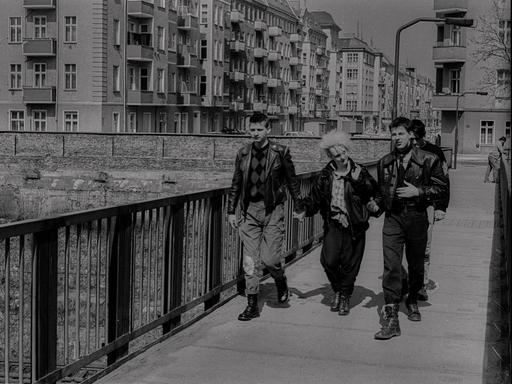 Drei jugendliche Punks auf der S-Bahnfußgängerbrücke Sonnenburger Straße in Ostberlin 1988