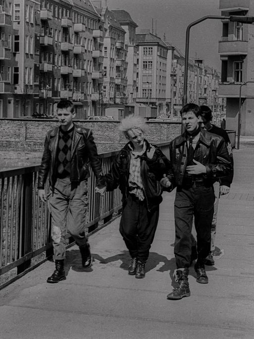 Drei jugendliche Punks auf der S-Bahnfußgängerbrücke Sonnenburger Straße in Ostberlin 1988