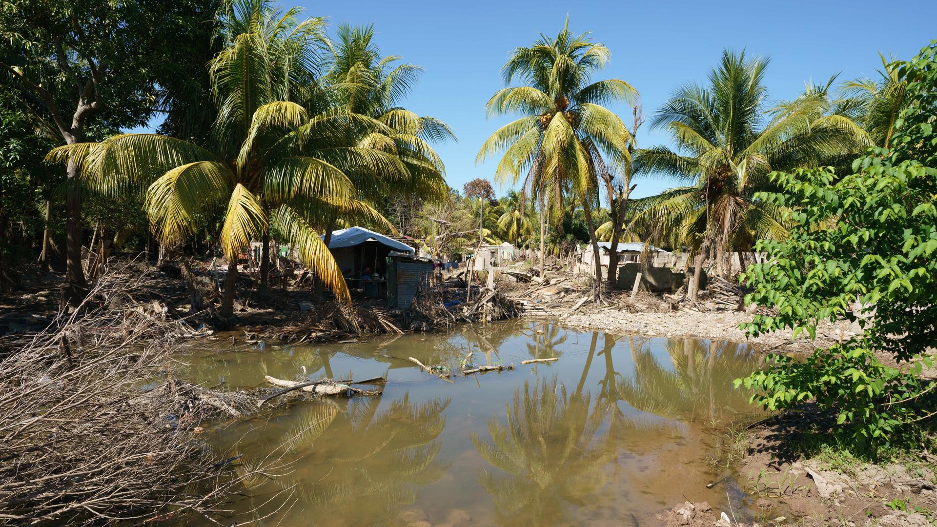 Zerstörtes Dorf nach einem Hurrikan in Honduras. 