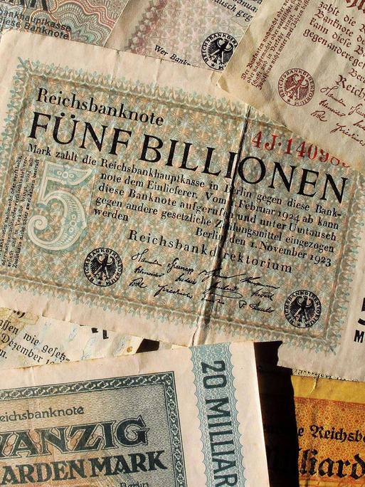 Eine Reichsbanknote über fünf Billionen Mark vom November 1923 und andere Banknoten über 20 Milliarden Mark, 500 Milliarden Mark u.a vornehmlich 1923 von der Deutschen Reichsbank ausgegeben, aufgenommen am 22.10.2011. 