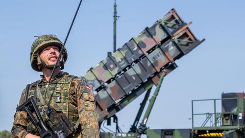 Ein Soldat der Flugabwehrraketengruppe 21 mit "Patriot"-System
