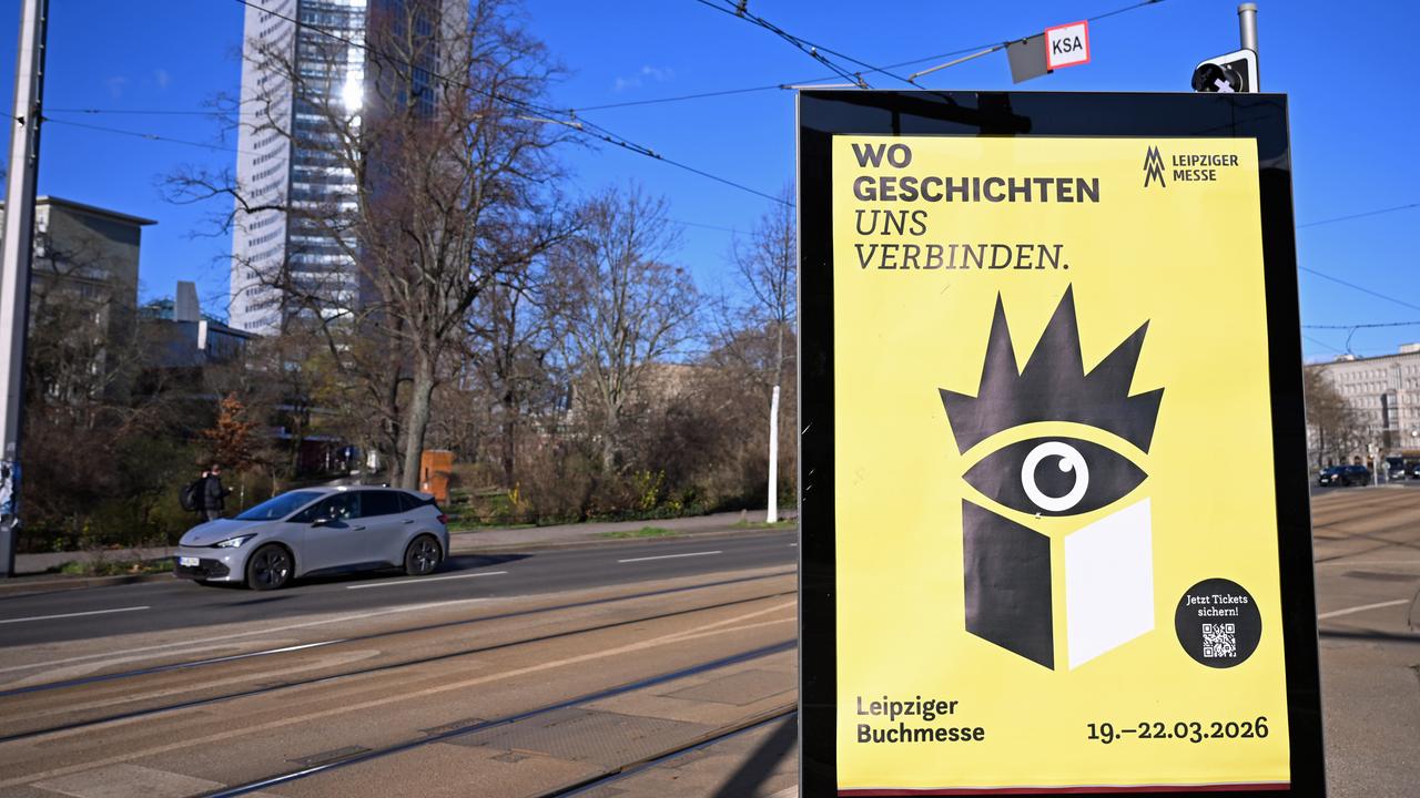 Ein Plakat wirbt für die Leipziger Buchmesse, im Hintergrund steht der Panorama Tower. 