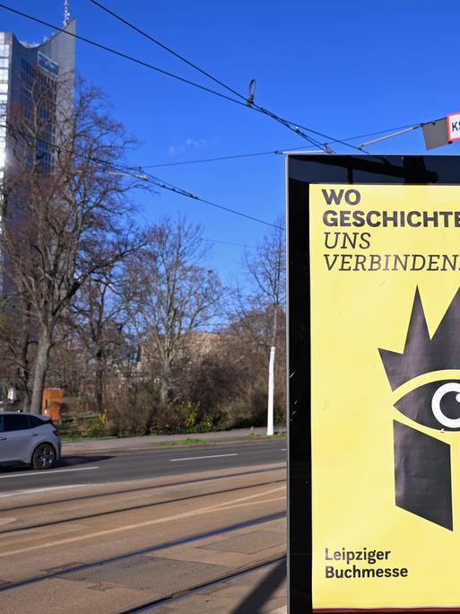 Ein Plakat wirbt für die Leipziger Buchmesse, im Hintergrund steht der Panorama Tower. 