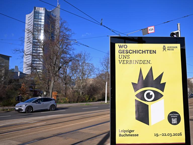 Ein Plakat wirbt für die Leipziger Buchmesse, im Hintergrund steht der Panorama Tower. 