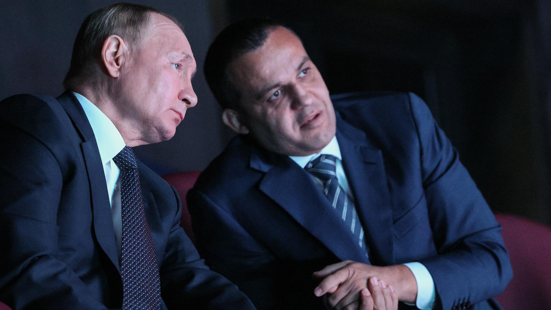 DIESES FOTO WIRD VON DER RUSSISCHEN STAATSAGENTUR TASS ZUR VERFÃGUNG GESTELLT. [MOSCOW, RUSSIA - SEPTEMBER 10, 2022: RussiaÂs President Vladimir Putin (L) and International Boxing Association (AIBA) President Umar Kremlev attend the opening of the International Sambo and Boxing centre at the Luzhniki Sports Complex. The seven-floor centre houses sambo and boxing facilities with a total floorspace of 45.6 thousand square metres; the centre's main architectural feature is a sloping glass ceiling with an optical effect that allows the public to watch athletesÂ training from the street. Gavriil Grigorov/POOL/TASS]