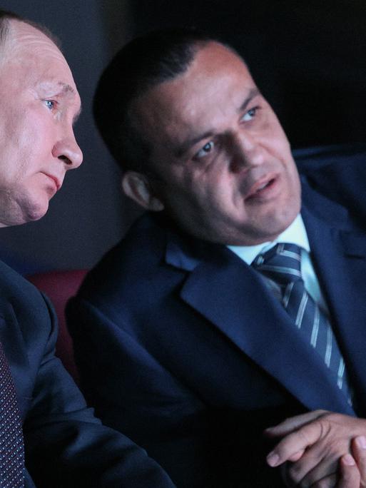 DIESES FOTO WIRD VON DER RUSSISCHEN STAATSAGENTUR TASS ZUR VERFÃGUNG GESTELLT. [MOSCOW, RUSSIA - SEPTEMBER 10, 2022: RussiaÂs President Vladimir Putin (L) and International Boxing Association (AIBA) President Umar Kremlev attend the opening of the International Sambo and Boxing centre at the Luzhniki Sports Complex. The seven-floor centre houses sambo and boxing facilities with a total floorspace of 45.6 thousand square metres; the centre's main architectural feature is a sloping glass ceiling with an optical effect that allows the public to watch athletesÂ training from the street. Gavriil Grigorov/POOL/TASS]