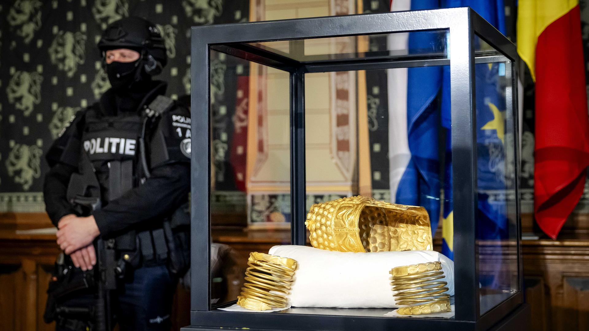 Mehr als ein Jahr nach dem spektakulären Kunstraub aus einem niederländischen Museum hat die Polizei das wertvollste Stück der Beute, einen rund 2500 Jahre alten Goldhelm aus Rumänien, sichergestellt. 