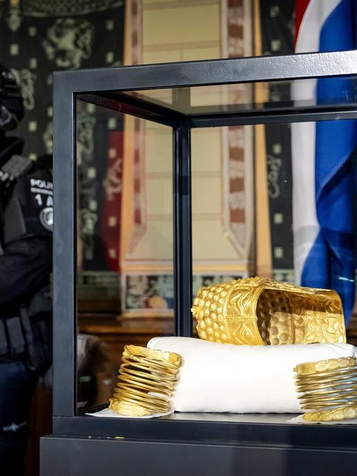 Mehr als ein Jahr nach dem spektakulären Kunstraub aus einem niederländischen Museum hat die Polizei das wertvollste Stück der Beute, einen rund 2500 Jahre alten Goldhelm aus Rumänien, sichergestellt. 