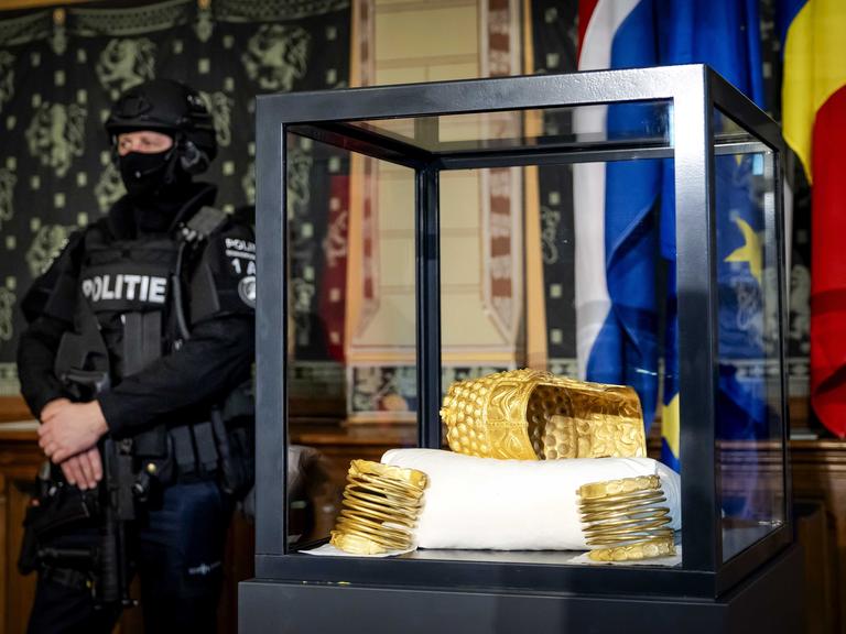 Mehr als ein Jahr nach dem spektakulären Kunstraub aus einem niederländischen Museum hat die Polizei das wertvollste Stück der Beute, einen rund 2500 Jahre alten Goldhelm aus Rumänien, sichergestellt. 