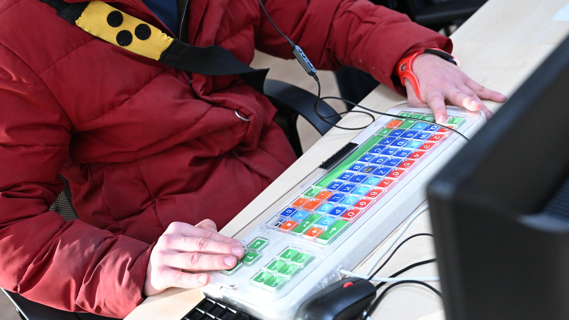 München: Ein Mann benutzt eine Kontrast Tastatur für Blinde und Sehbehinderte Menschen. 