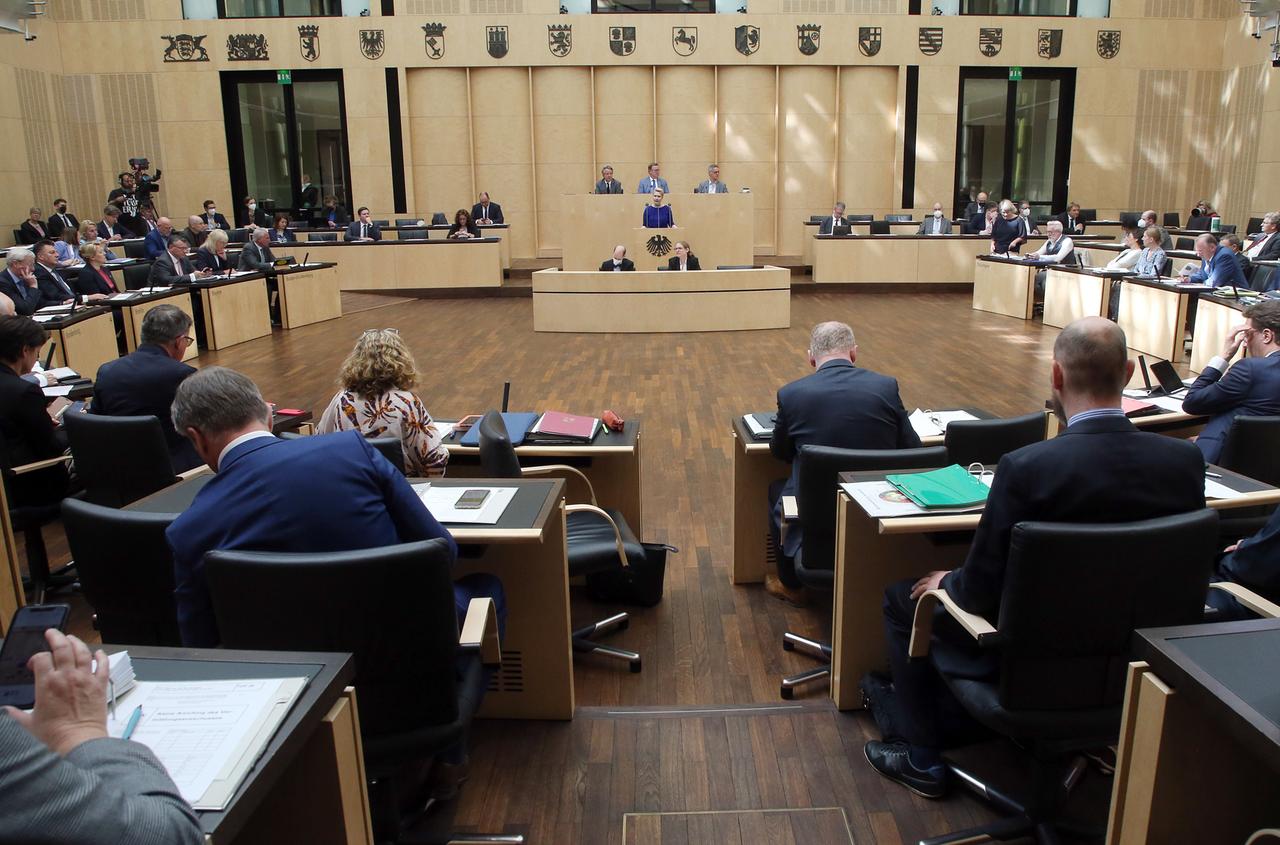 Berlin: Die Abgeordneten der Länder nehmen im Bundesrat an einer Sitzung teil.