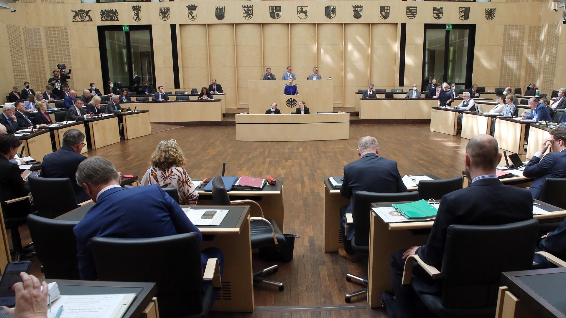 Berlin: Die Abgeordneten der Länder nehmen im Bundesrat an einer Sitzung teil.