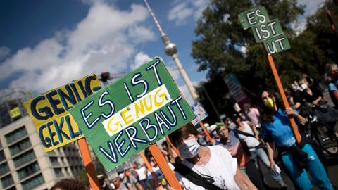 Demonstranten mit Schild "Es ist genug verbaut"