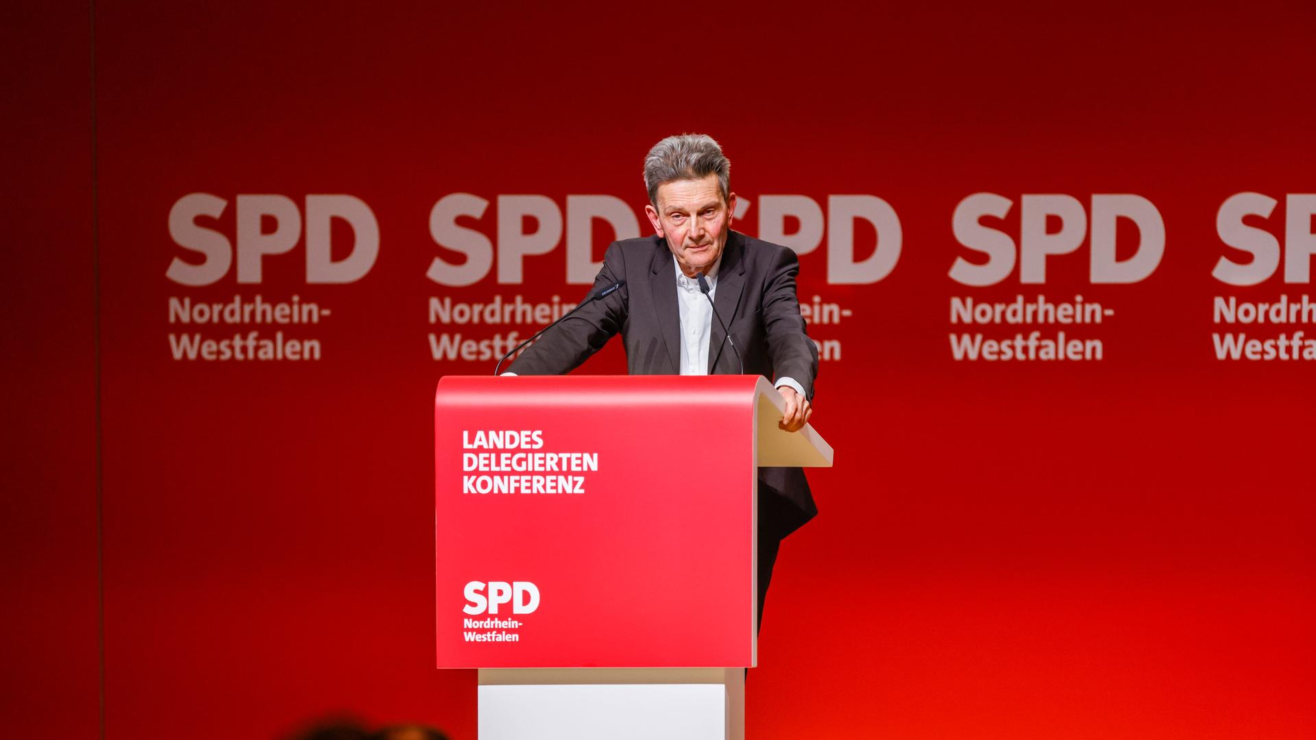 Rolf Mützenich (SPD), Vorsitzender der SPD-Bundestagsfraktion, spricht bei der Nordrhein-Westfalen SPD Landesdelegiertenkonferenz zur Aufstellung der Bundestagsreserveliste für die Wahl am 23. Februar 2025.