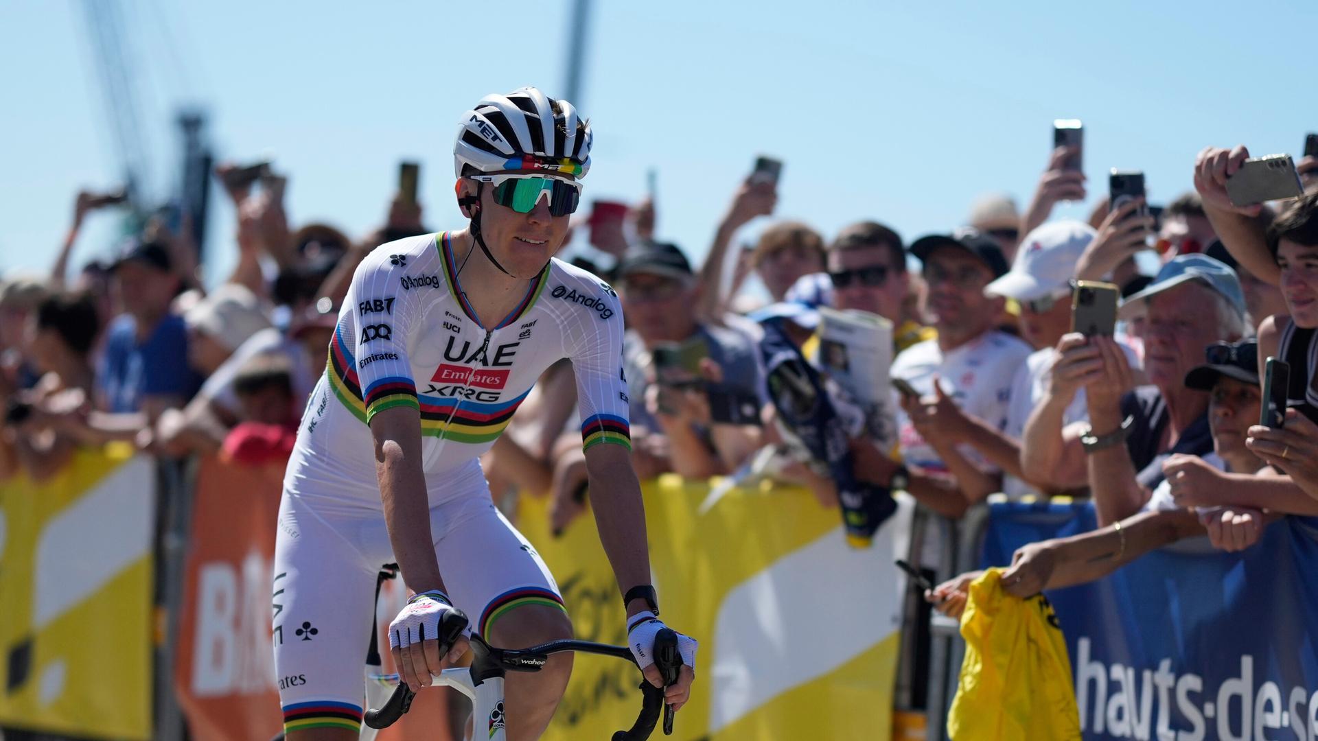 Der Slowene Tadej Pogacar gewinnt die 7. Etappe. Er erreicht Mur-de-Bretagne; Fans jubeln ihm zu.