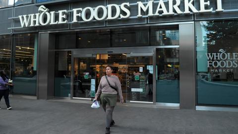 Eine Frau verlässt einen Supermarkt in New York. 