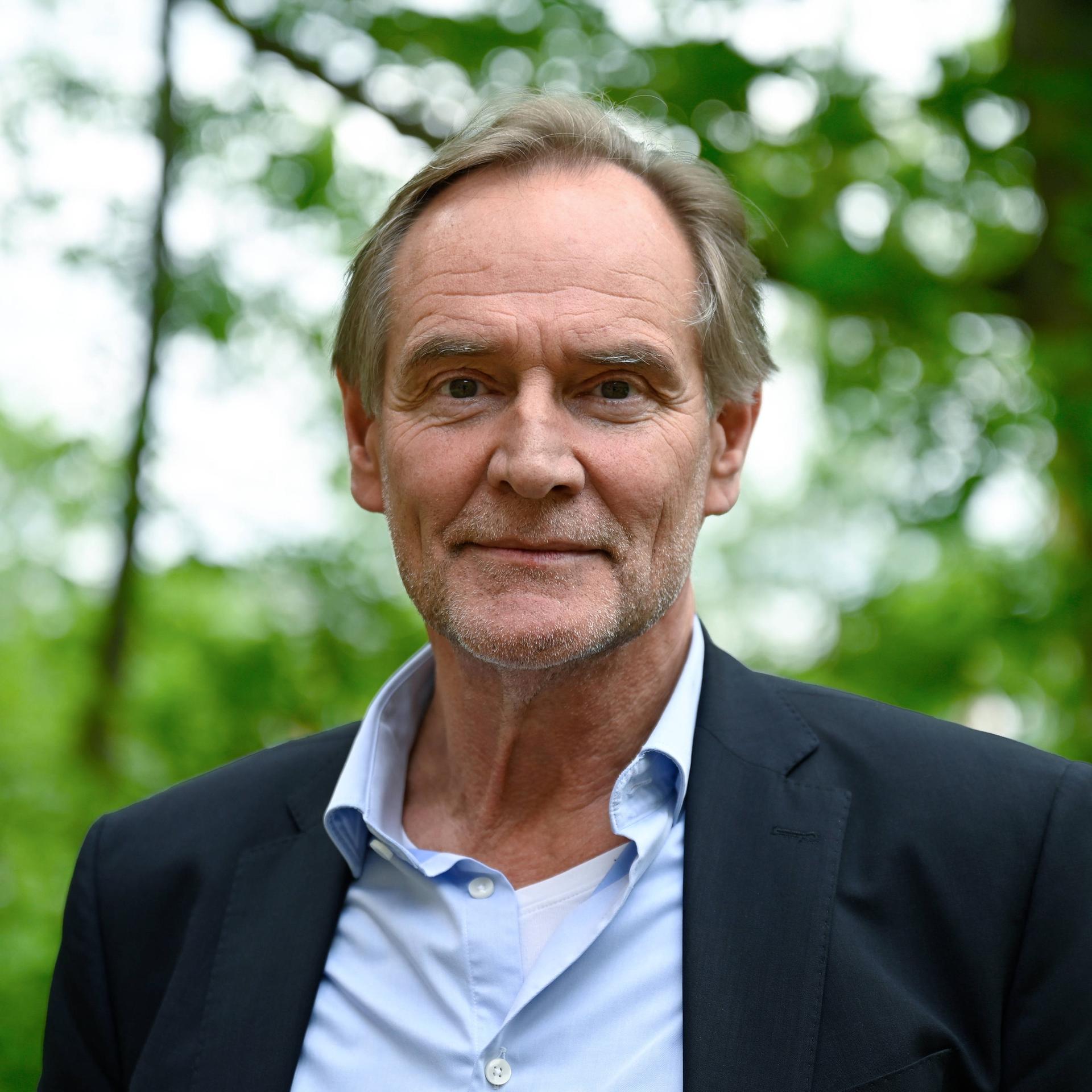 Porträt von Oberbürgermeister Burkhard Jung (SPD), aufgenommen am 03.05.2024 in einem Leipziger Park. Porträt von Oberbürgermeister Burkhard Jung (SPD), aufgenommen am 03.05.2024 in einem Leipziger Park.