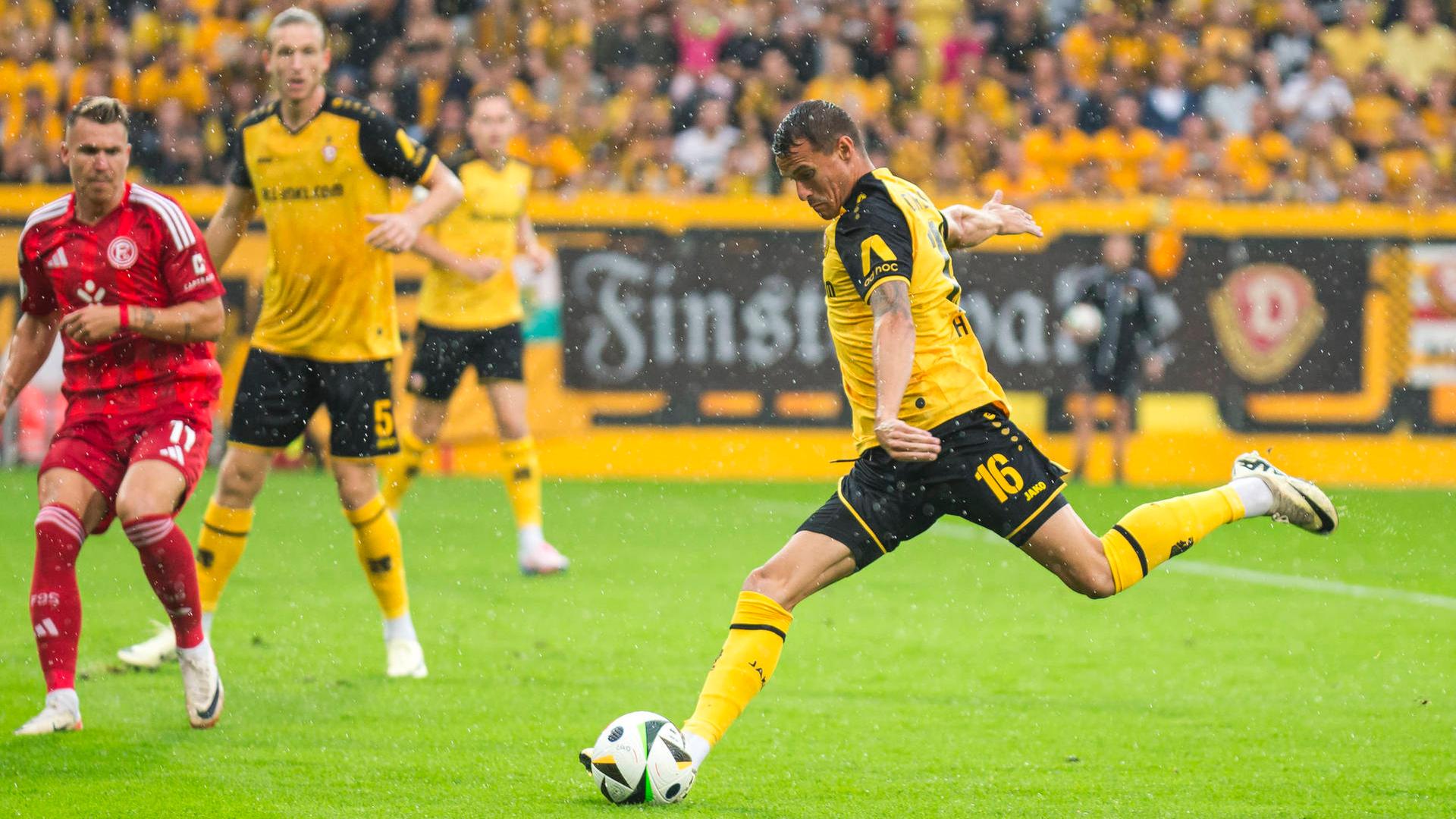 Ein Spieler von Dynamo Dresden schießt den Ball. Ein Spieler von Dynamo Dresden schießt den Ball.