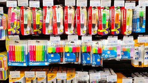 Verschiedene Stifte und Marker hängen in einem Geschäft.