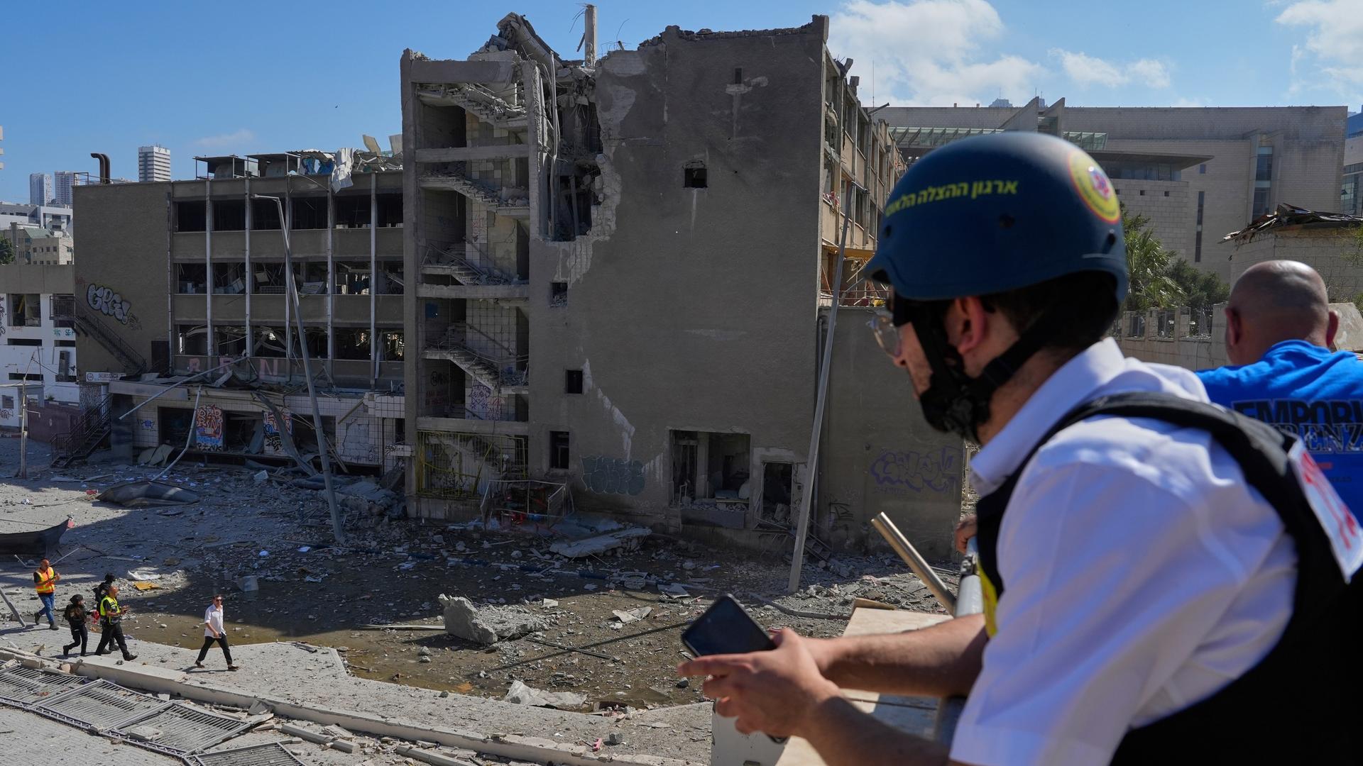 Israelische Sicherheitskräfte begutachten den Schaden, den eine iranische Rakete in der Hafenstadt Haifa angerichtet hat. Ein unbewohntes Haus wurde schwer beschädigt. Israelische Sicherheitskräfte begutachten den Schaden, den eine iranische Rakete in der Hafenstadt Haifa angerichtet hat. Ein unbewohntes Haus wurde schwer beschädigt.