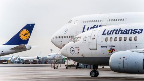 Lufthansa-Maschinen stehen auf dem Vorfeld.
