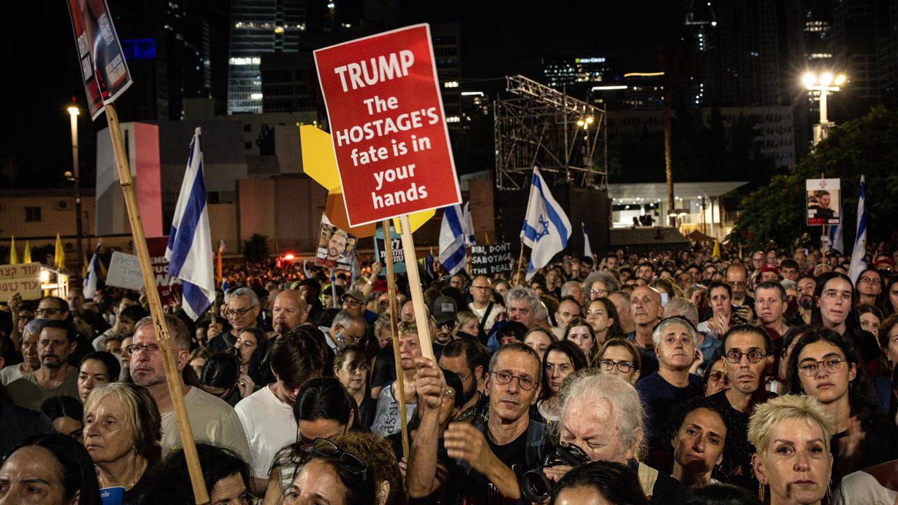 Während einer Demonstration in Tel Aviv, Israel, rufen Menschen Parolen und halten Plakate zur Unterstützung der noch immer von der Hamas festgehaltenen Geiseln hoch. Auf einem Banner ist zu lesen: Trump, das Schicksal der Geiseln liegt in Ihren Händen. Während einer Demonstration in Tel Aviv, Israel, rufen Menschen Parolen und halten Plakate zur Unterstützung der noch immer von der Hamas festgehaltenen Geiseln hoch. Auf einem Banner ist zu lesen: Trump, das Schicksal der Geiseln liegt in Ihren Händen.