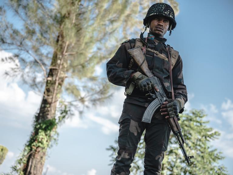 Ein Soldat der kongolesischen Armee hält Wache in der Großstadt Goma im Ostkongo. Die Region wird seit Jahren von Kämpfen überzogen. 