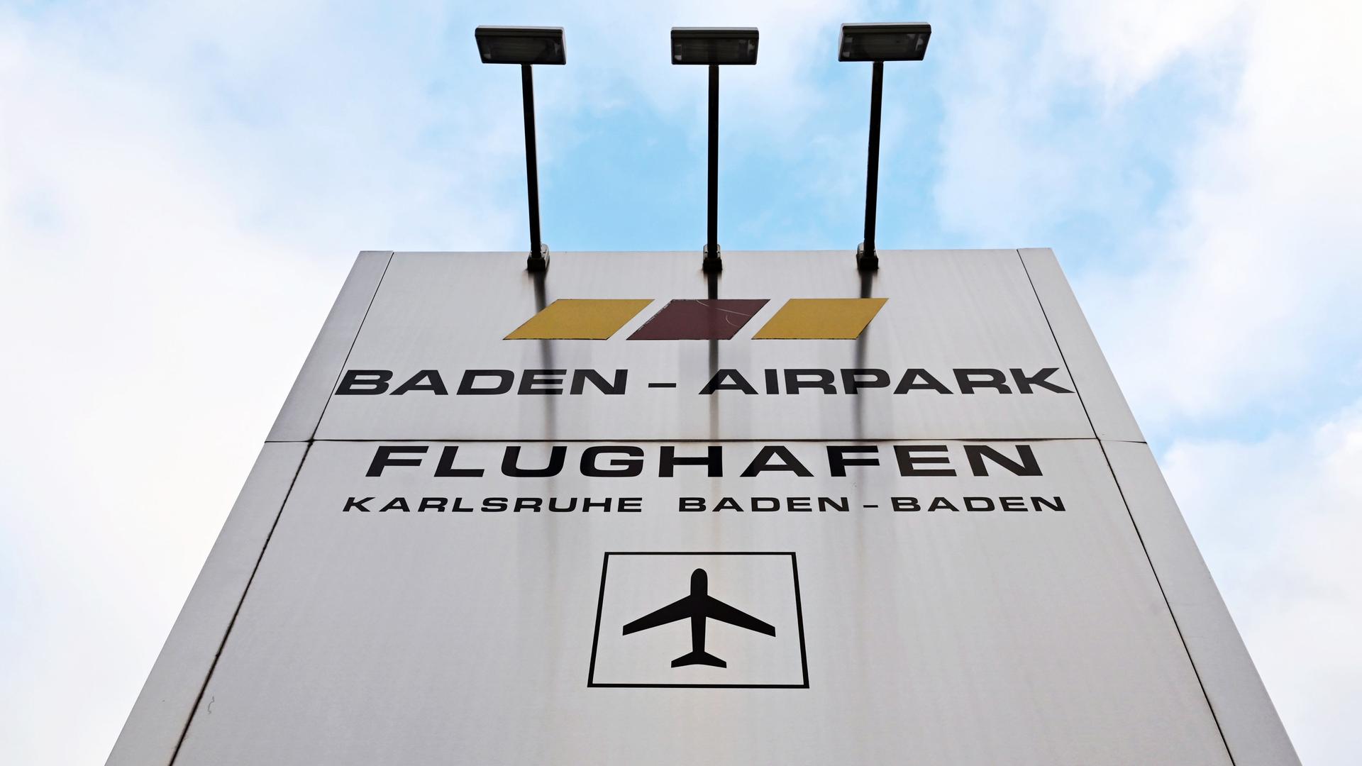 Eine Pylone mit der Aufschrift "Baden-Airpark Flughafen Karlsruhe Baden-Baden".