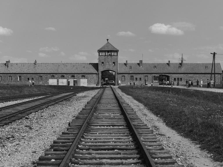Gleise vor dem Vernichtungslager Auschwitz.