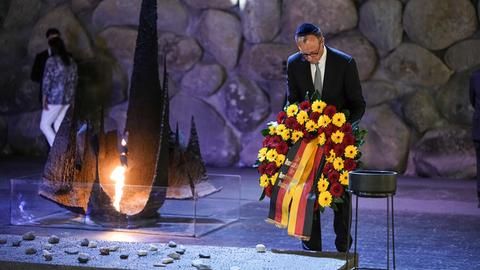 Bundeskanzler Merz legt in der Holocaust-Gedenkstätte Yad Vashem in Israel einen Kranz nieder.