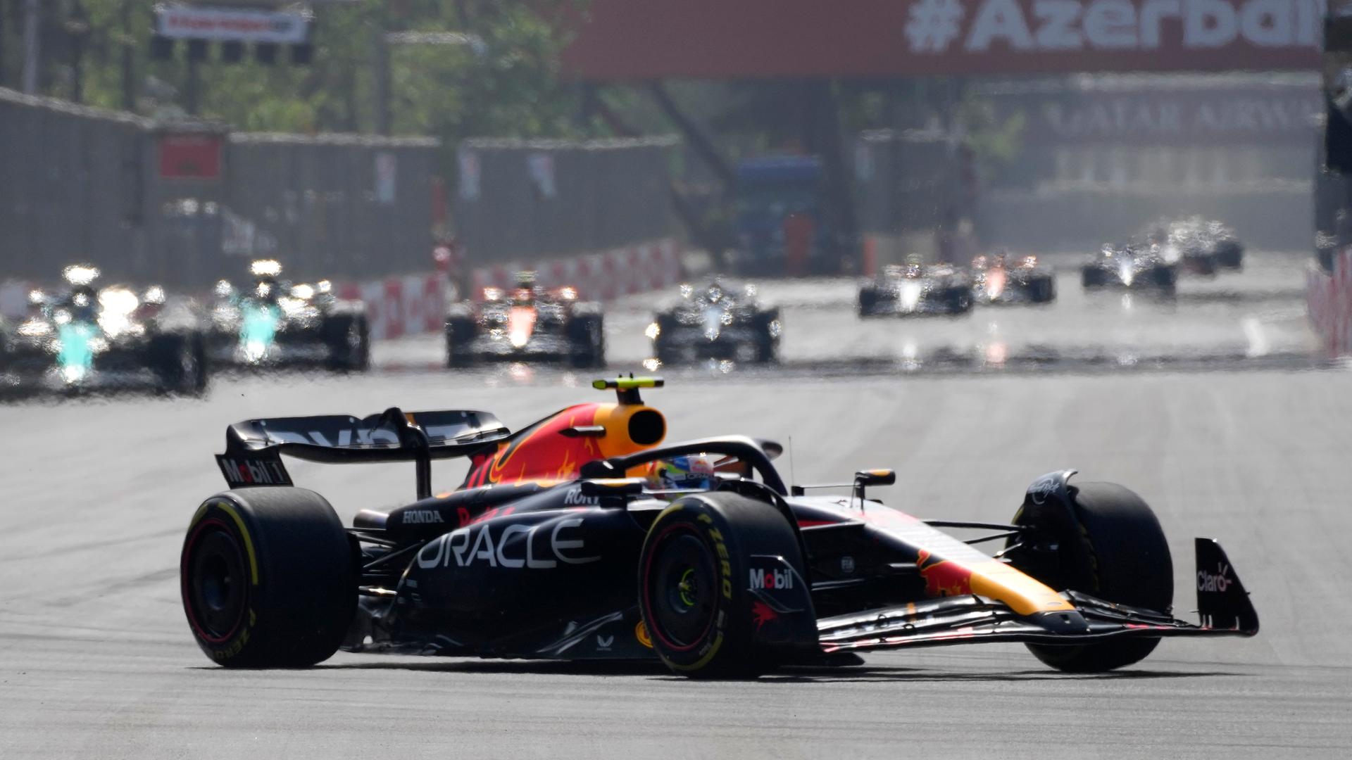 Sergio Perez in seinem Rennwagen. Im Hintergrund sind die Verfolger-Fahrzeuge zu sehen.
