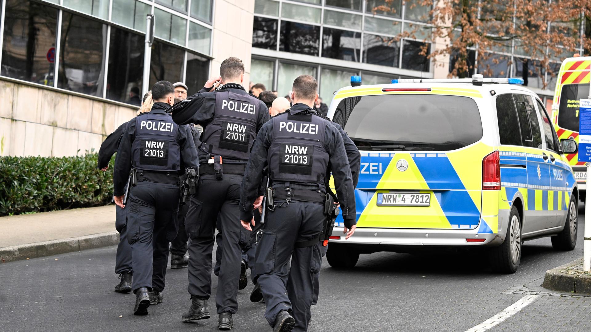 Wuppertal - SEK-Einsatz an Schule - Mehrere Verletzte - Eine Festnahme