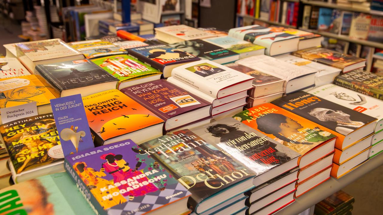 Nahaufnahme von Büchern in einer Buchhandlung in Mannheim