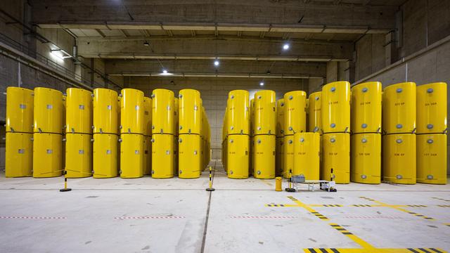 In einer Lagerhalle stehen hochradioaktive gelbe Castor-Behälter, die aus Atomkraftwerken in Ahaus zwischengelagert werden. Seit 1992 werden hier ausgediente Brennelemente aus Atomkraftwerken und Forschungsreaktoren aufbewahrt. 