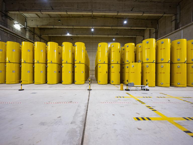 In einer Lagerhalle stehen hochradioaktive gelbe Castor-Behälter, die aus Atomkraftwerken in Ahaus zwischengelagert werden. Seit 1992 werden hier ausgediente Brennelemente aus Atomkraftwerken und Forschungsreaktoren aufbewahrt. 