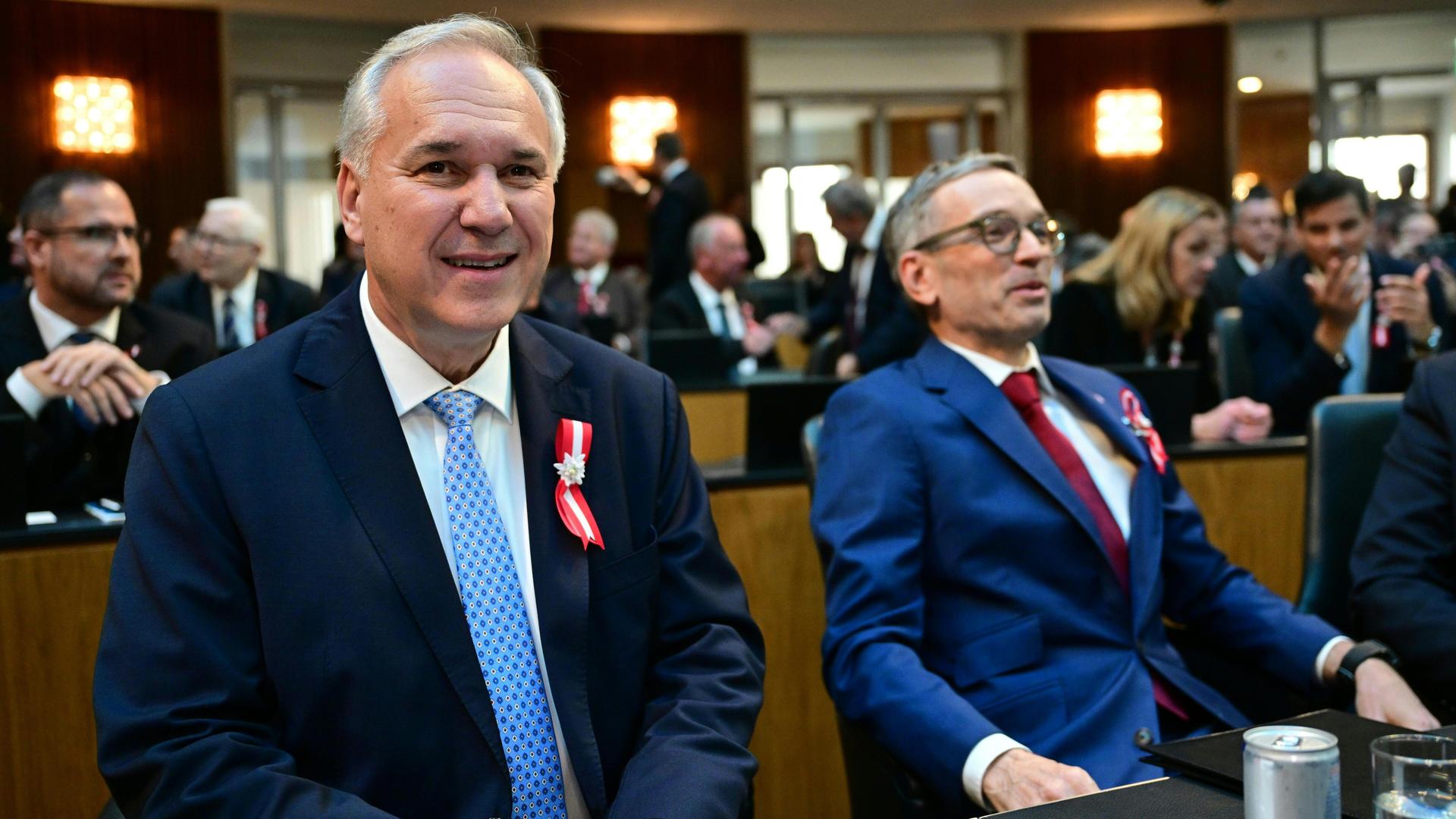 Walter Rosenkranz (l) und FPÖ-Chef Herbert Kickl im Parlament in Wien. Sie lächeln.