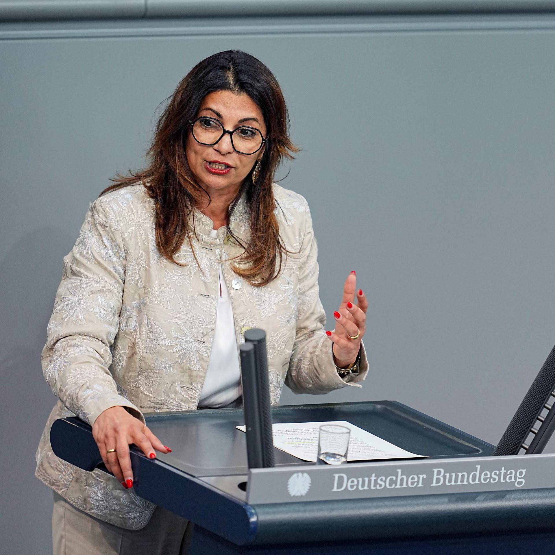 Derya Türk-Nachbaur (SPD) spricht nach der Regierungserklärung des Bundeskanzlers im Plenum des Bundestags. 