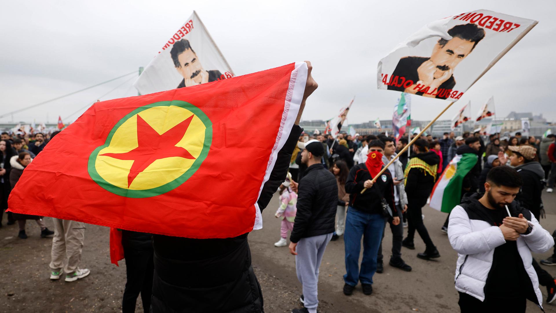 Tausende Menschen nehmen an der pro-kurdischen Demonstration in der Deutzer Werft teil und halten Flaggen der PKK und Öcalan hoch. Bild aus dem Jahr 2024.