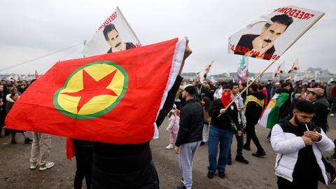 Tausende Menschen nehmen an der pro-kurdischen Demonstration in der Deutzer Werft teil und halten Flaggen der PKK und Öcalans hoch. Bild aus dem Jahr 2024.