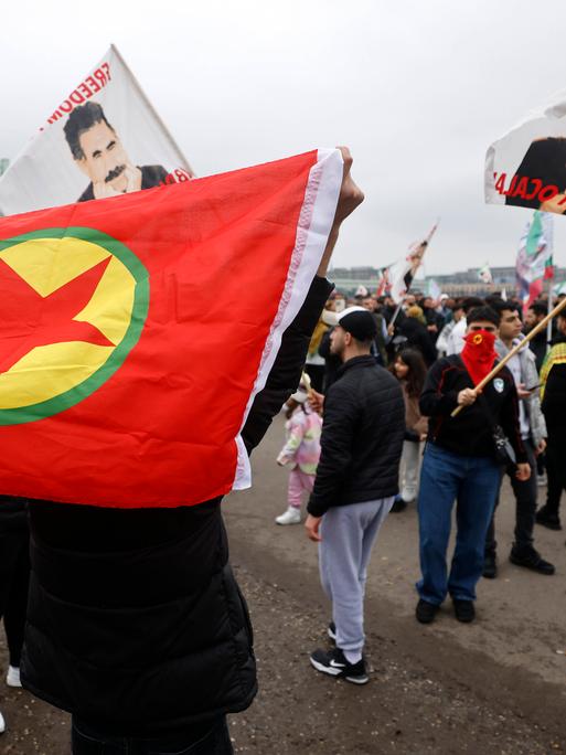 Tausende Menschen nehmen an der pro-kurdischen Demonstration in der Deutzer Werft teil und halten Flaggen der PKK und Öcalans hoch. Bild aus dem Jahr 2024. Tausende Menschen nehmen an der pro-kurdischen Demonstration in der Deutzer Werft teil und halten Flaggen der PKK und Öcalans hoch. Bild aus dem Jahr 2024.