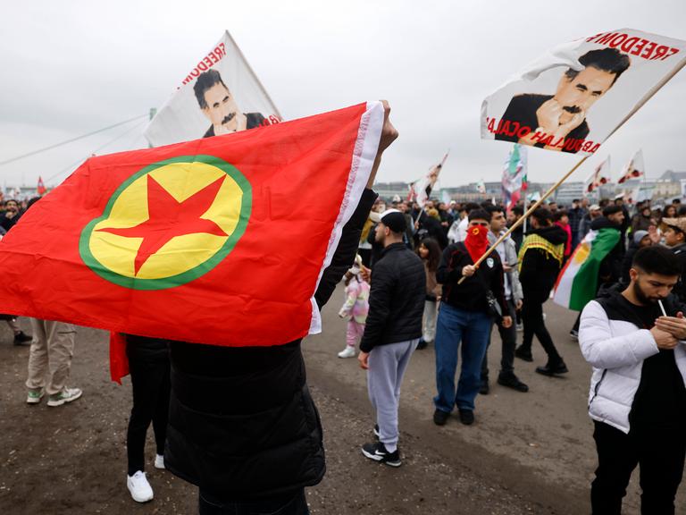 Tausende Menschen nehmen an der pro-kurdischen Demonstration in der Deutzer Werft teil und halten Flaggen der PKK und Öcalans hoch. Bild aus dem Jahr 2024. Tausende Menschen nehmen an der pro-kurdischen Demonstration in der Deutzer Werft teil und halten Flaggen der PKK und Öcalans hoch. Bild aus dem Jahr 2024.