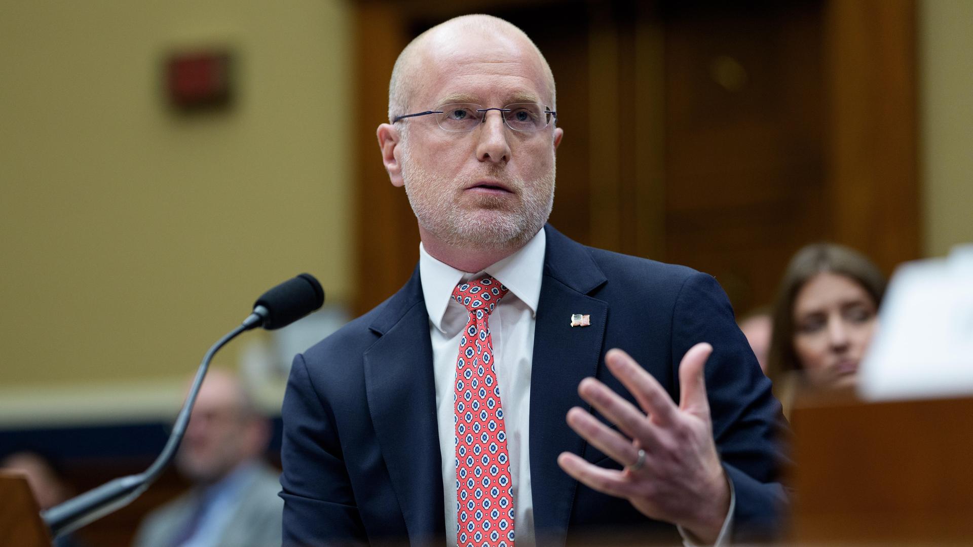 Das Foto zeigt Brendan Carr, den Chef der US-Medienaufsichtsbehörde FCC.